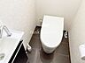 トイレ：トイレは1、2階にございますので、朝の混雑時でも安心してご使用することが出来ます。便座は温水洗浄付き便座となってますので毎日清潔に快適にお使いいただけます。とっても落ち着けるトイレ空間となっています。
