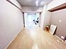 子供部屋：心地よく寛ぐのに充分な広さ、風の揺らぎや陽射しを楽しむことが出来るリビングダイニング！大きな掃き出し窓がございますのでとても明るいリビングです♪