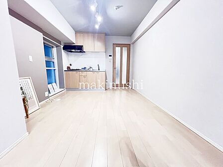 心地よく寛ぐのに充分な広さ、風の揺らぎや陽射しを楽しむことが出来るリビングダイニング!大きな掃き出し窓がございますのでとても明るいリビングです♪