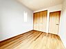 室内：洋室です。収納付きのお部屋ですのでお片付けも楽ちんです。ベッドを置いて机をおいてテレビをおいてもすっきりとしたお部屋に仕上がります。とても快適なお部屋です。