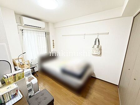 洋室です。フローリングのお部屋となってますのでお掃除やお片付けも楽ちんです。ベッドを置いて机をおいてテレビをおいてもすっきりとしたお部屋に仕上がりそうですね。お好みのレイアウトで毎日をお楽しみ下さい♪
