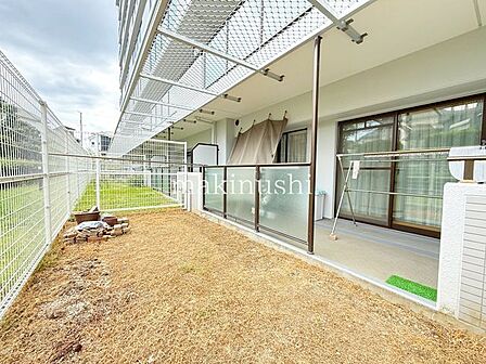 ちょっとしたお庭スペースがございます。家庭菜園やお花を少しやりたいという方に嬉しいスペースです。ちょっとしたお洗濯ものを干すのも良いですね。