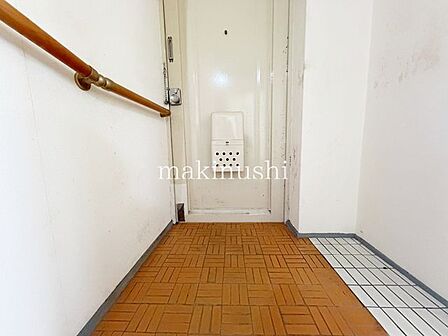 マンションの玄関って結構狭い事が多いのですが、これだけの空間があれば落ち着きますね。