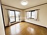 子供部屋：洋室です。フローリングのお部屋となってますのでお掃除やお片付けも楽ちんです。ベッドを置いて机をおいてテレビをおいてもすっきりとしたお部屋に仕上がりそうですね。お好みのレイアウトで毎日をお楽しみ下さい♪