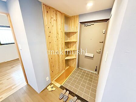 コンパクトなシューズＢＯＸ付きの玄関です。マンションの玄関って結構狭い事が多いのですが、これだけの空間があれば落ち着きますね。