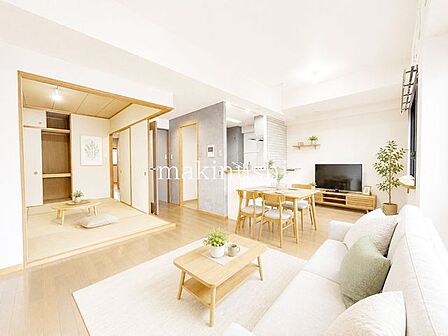 【リビングのAIイメージ写真】AIによる家具設置例のお写真となります。（実際に家具は付いておりません。ご自身のご趣味に合わせて、ご設置いただきますようよろしくお願い申し上げます。参考写真となります♪）
