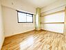 洋室：洋室です。フローリングのお部屋となってますのでお掃除やお片付けも楽ちんです。ベッドを置いて机をおいてテレビをおいてもすっきりとしたお部屋に仕上がりそうですね。お好みのレイアウトで毎日をお楽しみ下さい♪