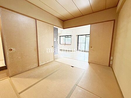 情緒漂う和室。しっとりと落ち着いた雰囲気の和室で気持ちよく寝転がるのも良いものですね。日本に住んでて良かったときっと思えるはずです。