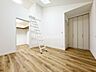 寝室：洋室です。フローリングのお部屋となってますのでお掃除やお片付けも楽ちんです。ベッドを置いて机をおいてテレビをおいてもすっきりとしたお部屋に仕上がりそうですね。お好みのレイアウトで毎日をお楽しみ下さい♪