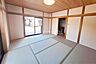 和室：和室　約8.0帖布団を敷けばしっかり寝室として使え、客間としてもきちんとした印象になります。また、畳のやわらかさがあるので小さなお子様の遊び場やお昼寝スペースにも安心です