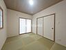 和室：和室　約6.0帖1階に和室を備えた、落ち着きのある住まいです。客間や家族のくつろぎスペースとして活用でき、畳の心地よさを感じながらゆったりと過ごせます。多目的に使える便利な一室です。