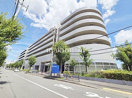 1階には銀行や保育園があります。