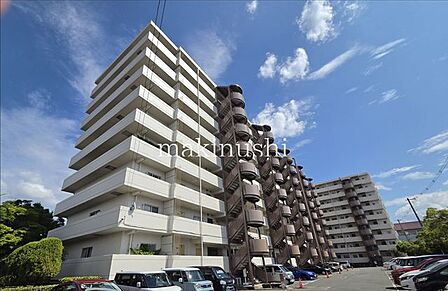外観エクセラート八尾JR関西本線「志紀」駅徒歩圏に位置するマンション。駅まで徒歩8分の便利な立地で、日々の通勤・通学にも便利。周辺には生活利便施設も揃い、暮らしやすい住環境が魅力です。