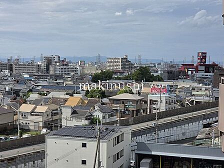 眺望エクセラート八尾7階部分からの眺望です。高層階ならではの開放感があり、視界が広がる気持ちの良い景色を楽しめます。バルコニーから空を身近に感じながら、日々の暮らしの中で心地よい時間を過ごせます