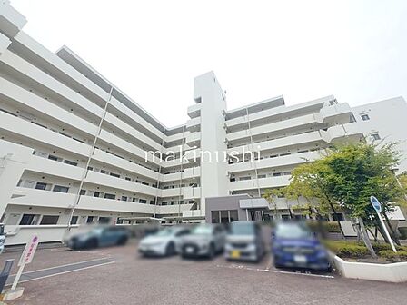 外観堺市東区南野田の「ファミール北野田」は、南海高野線「北野田」駅徒歩8分。1995年6月築、丸紅株式会社が事業主、株式会社大本組施工。総戸数81戸のファミリー向け分譲マンションです。