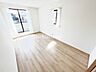 寝室：寝室　約7.5帖寝室としていかがでしょうか？バルコニーに面した明るく開放感のあるお部屋です。爽やかな目覚めを迎えられそうですね。ゆったりとした空間で、一日の疲れを癒して下さい。