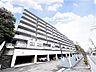 外観：前面道路含む外観外壁はタイル張りのマンションで1989年4月に竣工されました総戸数74戸のファミリー向け分譲マンションです。