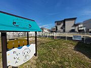 隣は小さな公園です。