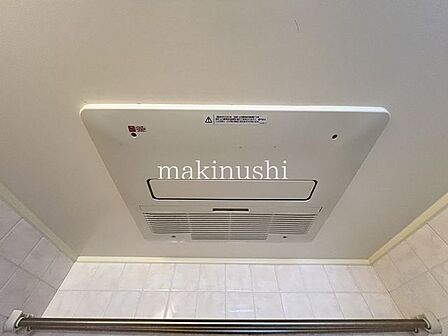 浴室暖房乾燥機付き♪更にオートバス機能付きなのでお湯があふれる心配がありません♪