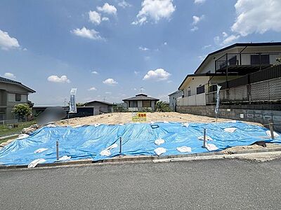 外観:土地70.21坪♪南西向きにつき日当たり良好♪前道は幅員が約6.1mありますので、駐車しやすいです♪ 外観:土地70.21坪♪南西向きにつき日当たり良好♪前道は幅員が約6.1mありますので、駐車しやすいです♪