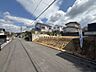 外観：前面道路を含む現地写真