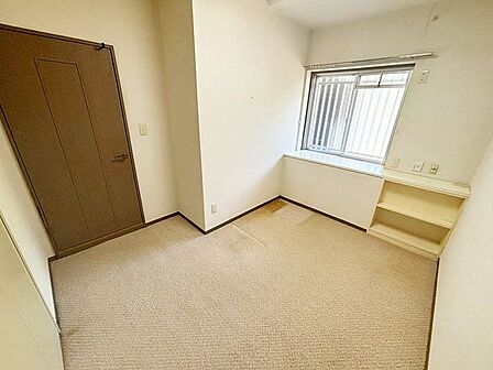 ■洋室5.4帖■お子様のお部屋や在宅ワーク用のお部屋など、さまざまな使い方が出来る洋室。コートハンガー付きの収納スペースもあるので、洋服などもすっきり片づけて綺麗な室内を保っていただけます■