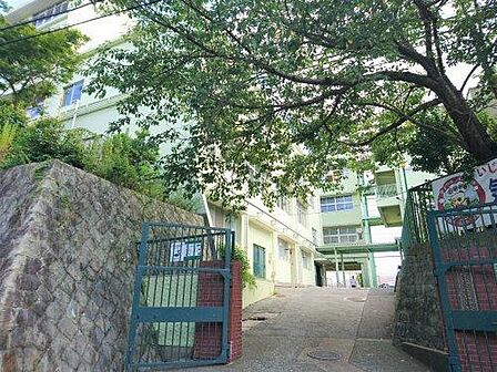 神戸市立雲雀丘中学校 約810m