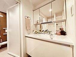 [洗面] 新規交換済み。三面鏡洗面化粧台、収納も豊富で、脇におけるスペースがあり、朝の忙しい時でも準備がはかどります。