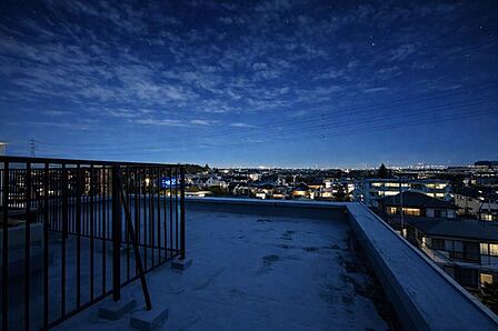 ルーフバルコニー：周りに高い建物がないので見晴らしがよく、遠くの景色まで見えます。季節によって見えるものが違うので一年を通して景色を楽しむことができそうです。