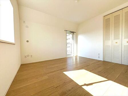8帖洋室：お部屋からバルコニーに出入りできるので、お布団も簡単に干すことができそうです。収納もあるのですっきりと片付けることができます。