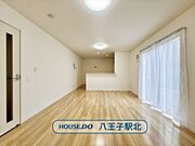 リビング：南西向きで日当たり良好のLDK。南側に大きな窓を設置することで明るい空間です。キッチンからリビング全体が見渡せ調理しながら家族と会話も弾みそうです。