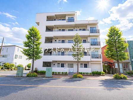 青梅線「壁」駅から徒歩7分と通学・通勤にも便利な立地。1980年築の中古マンションです。