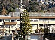 八王子市立　中山小学校教育目標「自ら学び、考え、行動し、主体的に進路を切りひらく生徒」「思いやりと人権尊重の精神をもち、社会に貢献する生徒」 400m