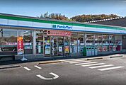 ファミリーマート　日本文化大入口店スローガンは「Fun＆Fresh」。驚きやワクワク感を与えるべく、商品改革に取り組んでいる。（電子マネー利用可　ＡＴＭあり　ネット通販あり）Tポイントサービスあり…