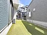 その他：BBQやプール遊びなど、ご自宅で気軽にアウトドア気分を楽しめる人工芝のお庭。ご家族との時間がもっと楽しくなる空間です。※実際の写真から家具等を消すCG加工をしています。