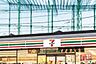 周辺：セブンイレブン 京王山田駅前店24時間営業。スローガンは「近くて便利」。地域の人へのサービスを重視し、配達サービスにも力を入れている。（電子マネー利用可　ＡＴＭあり　ネット通販あり）nanacoポ…