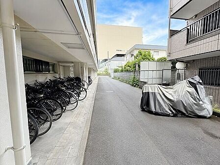 駐輪場：敷地内に駐輪場を完備しております。屋根付きなので、雨が降っても安心です。※実際の写真をもとにCG加工をしています。
