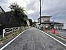 その他：【南側 前面道路】幅員約6mの前面道路です。道路幅にゆとりがあるので、車種を選びません。大きめの車を乗りたい方にもオススメです。