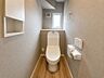 トイレ：1階トイレ：小窓から優しい光の入るトイレは落ち着ける個室です。棚にちょっとした小物も飾れます◎※実際の写真から家具等を消すCG加工をしています。
