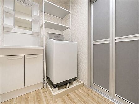 洗面所:洗面台には収納もしっかりついていますので、洗剤やシャンプーなどのストックもできます。※実際の写真から家具等を消すCG加工をしています。