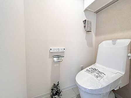 トイレ：ウォシュレット付のトイレになります。ペーパーホルダーも1つ付いています。