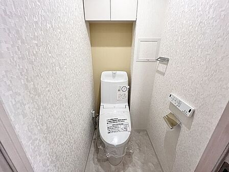 トイレ:現代では必要不可欠な温水洗浄付トイレ♪寒い冬は便座が温かいとホッとしますね。