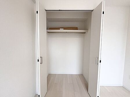 ハンガーパイプ付なので衣類にしわを付ける事なくすっきり収納が可能。