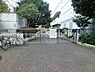 周辺：横浜市立舞岡小学校 徒歩9分。お子様の学校生活の中心となる小学校が近くにあり、登下校の安心感はもちろん、学びや友情を育む毎日をあたたかく支えてくれます。 700m