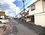 その他：街並み前面の道路は広々とした6mの道幅となり車の通行時も見渡しがよくすれ違う際にも安心ですね