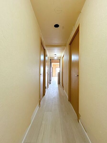 【リフォーム中】玄関の写真です。照明を新設するので明るい印象になります。