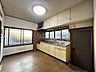 キッチン：【リフォーム中】キッチンは新品交換予定です。対面キッチンを設置しますよ。主要採光面が南向きで、1日を通して日当たり良好です。
