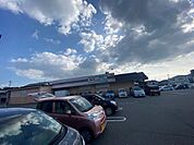 スーパー「万惣焼山店まで88ｍ」