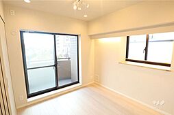 洋室5.7帖大きく窓がとられてるため、開放感があり、明るく快適にお過ごしいただけます。