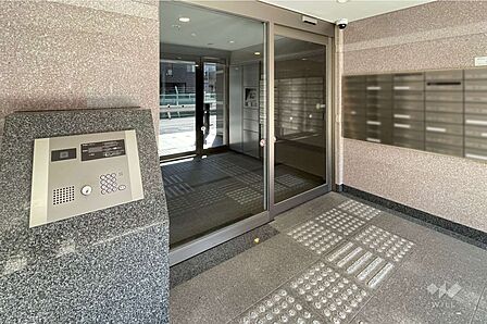 エントランスはオートロック付きです。